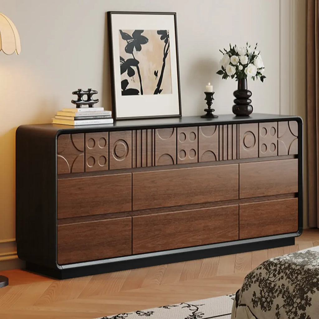 Commode en bois inspirée de l’Art déco avec motifs géométriques sculptés