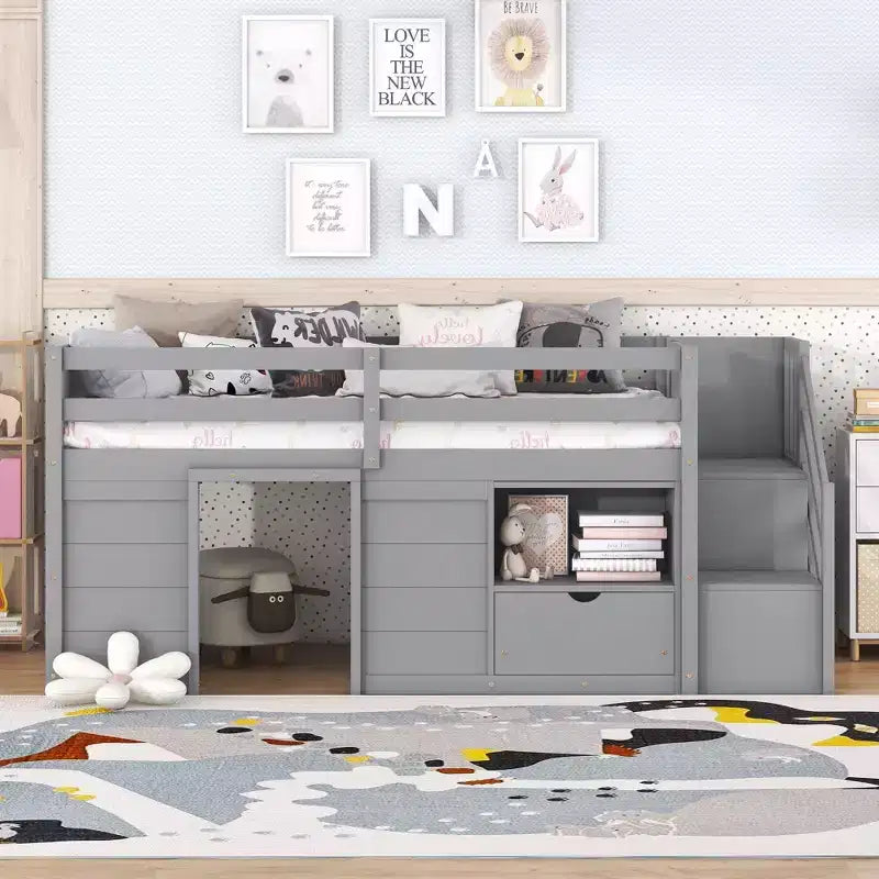 Letto soppalcato singolo Okak in legno massello con scale e spazio contenitore, letto a castello singolo basso con cassetti e ripiani, letto soppalcato multifunzionale per bambini e ragazzi