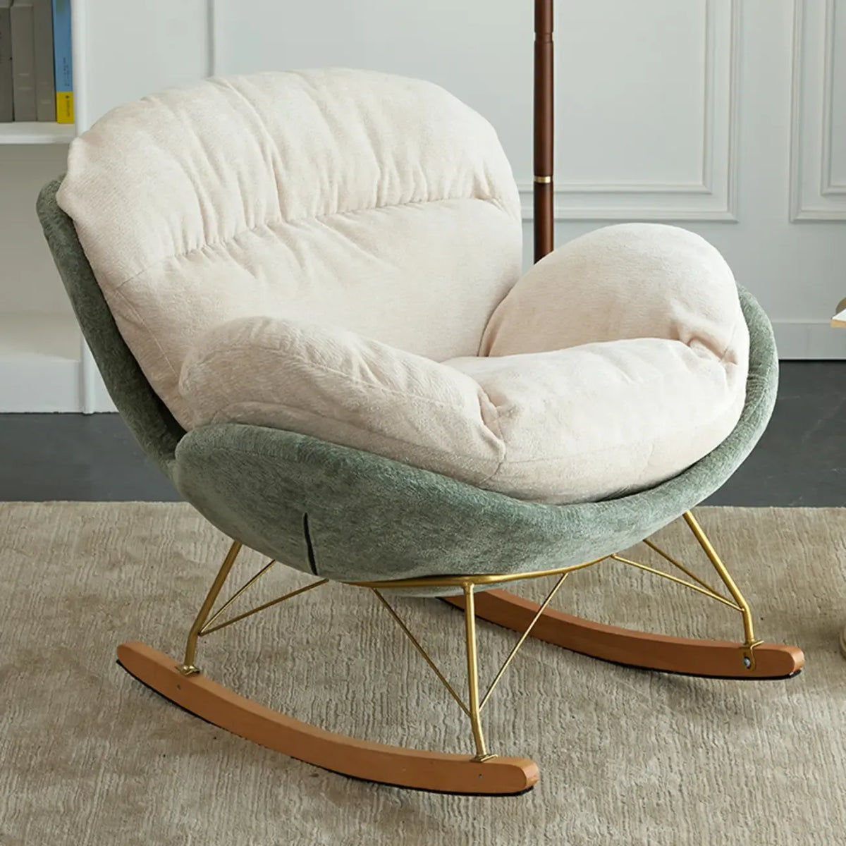 Sedia a dondolo moderna ed ergonomica rivestita in velluto per cameretta
