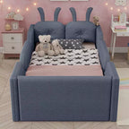 Letto a piattaforma singolo Whisen, struttura imbottita per letto a terra per bambini con cuscino a forma di coniglio e sponde laterali rimovibili
