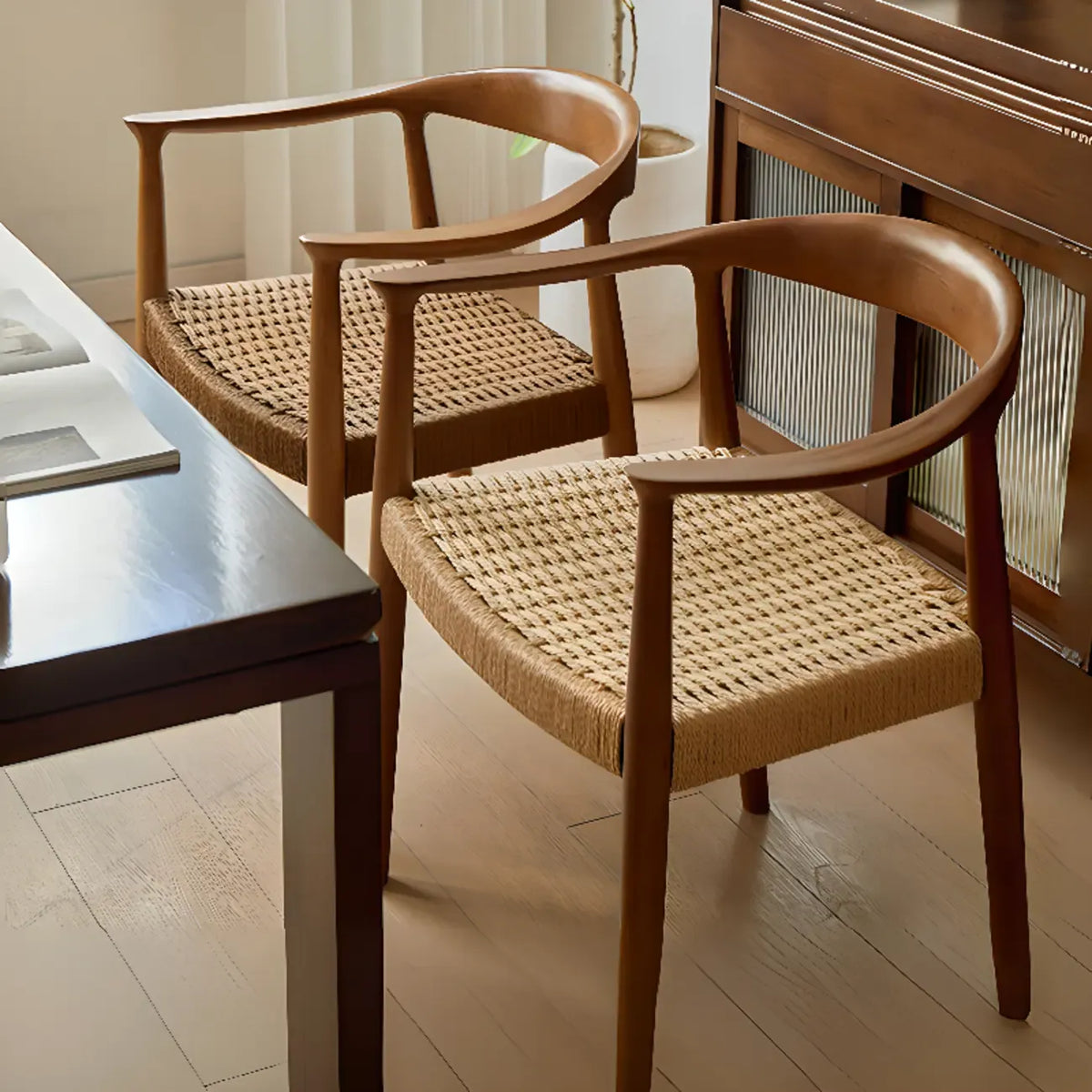 Sedia da pranzo scandinava in legno curvato con seduta intrecciata e braccioli