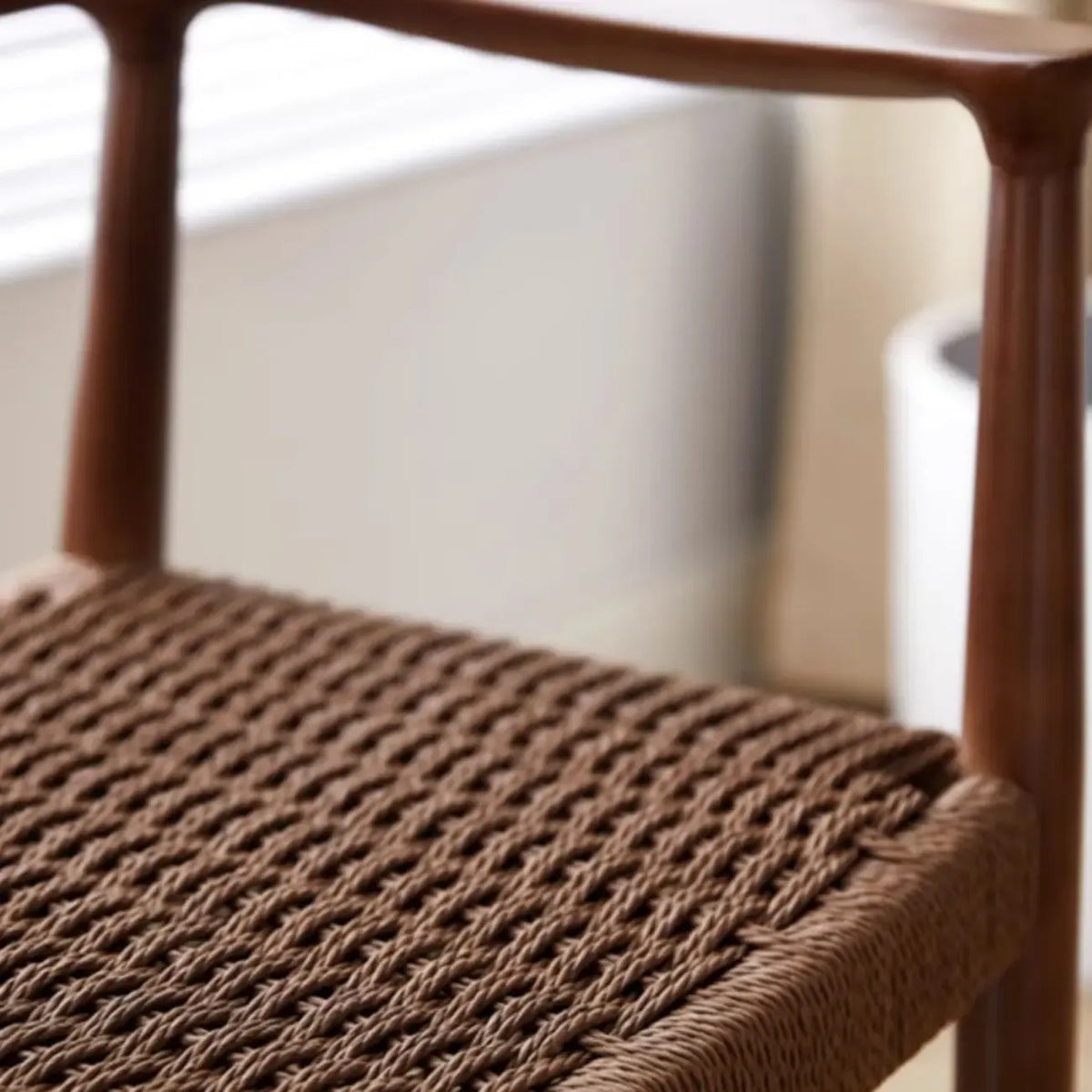 Sedia da pranzo scandinava in legno curvato con seduta intrecciata e braccioli