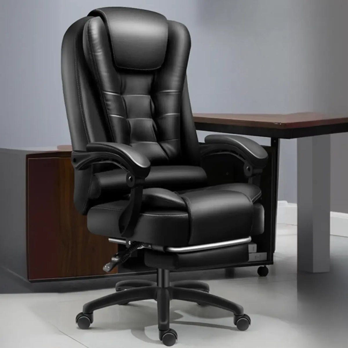 Fauteuil de bureau ergonomique pivotant en cuir noir avec repose-pieds