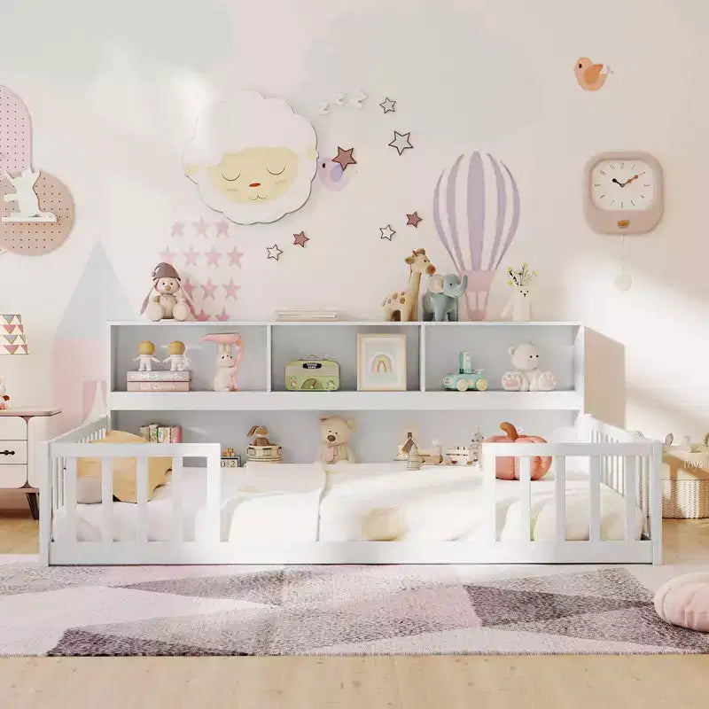 Letto a pavimento Montessori Twin/Full con libreria, ripiani contenitore e sponde di sicurezza, bianco/grigio