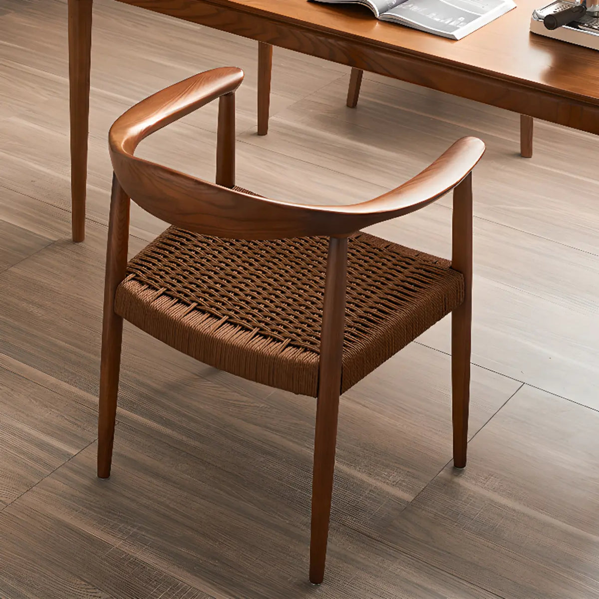 Sedia da pranzo scandinava in legno curvato con seduta intrecciata e braccioli